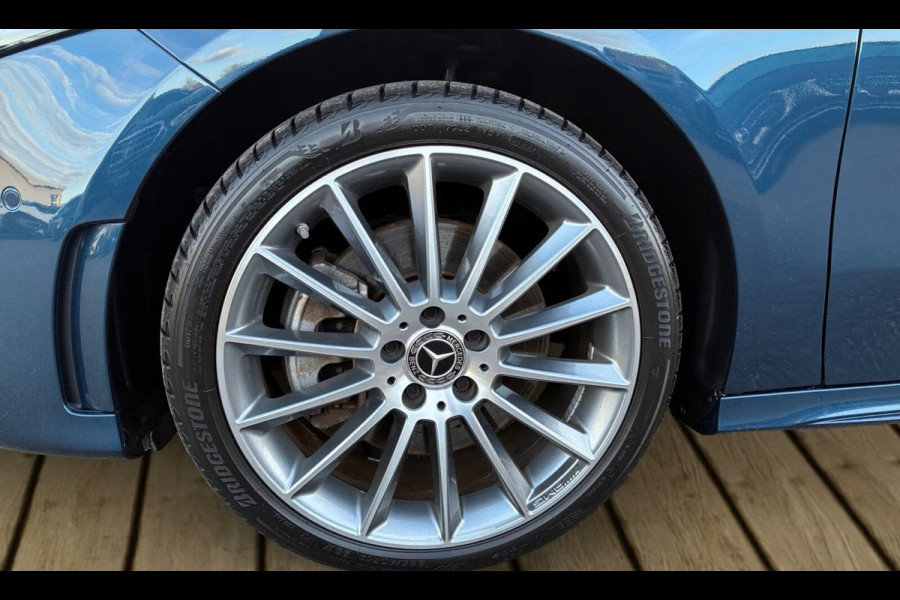 Mercedes-Benz A-Klasse 250e AMG ** NIGHT, MBUX+, PANO, TREKH, HuD, 2-Zone CLIMA, 19-inch LMV,  ** 1e EIG - UNFALLFREI ** ** INFORMEER OOK NAAR ONZE AANTREKKELIJKE FINANCIAL-LEASE TARIEVEN **
