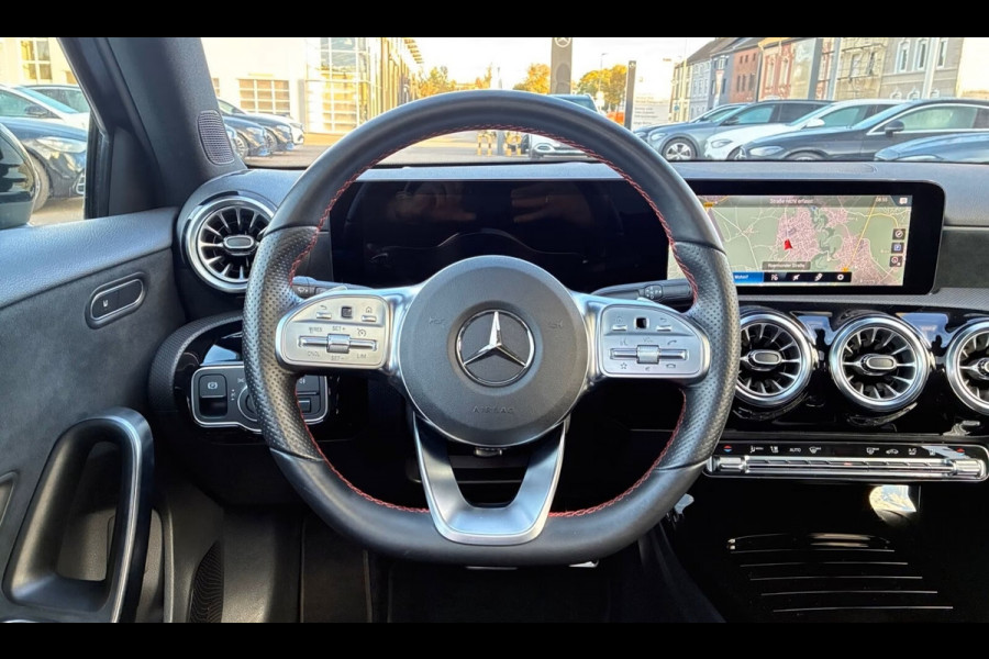Mercedes-Benz A-Klasse 250e AMG ** NIGHT, MBUX+, PANO, TREKH, HuD, 2-Zone CLIMA, 19-inch LMV,  ** 1e EIG - UNFALLFREI ** ** INFORMEER OOK NAAR ONZE AANTREKKELIJKE FINANCIAL-LEASE TARIEVEN **