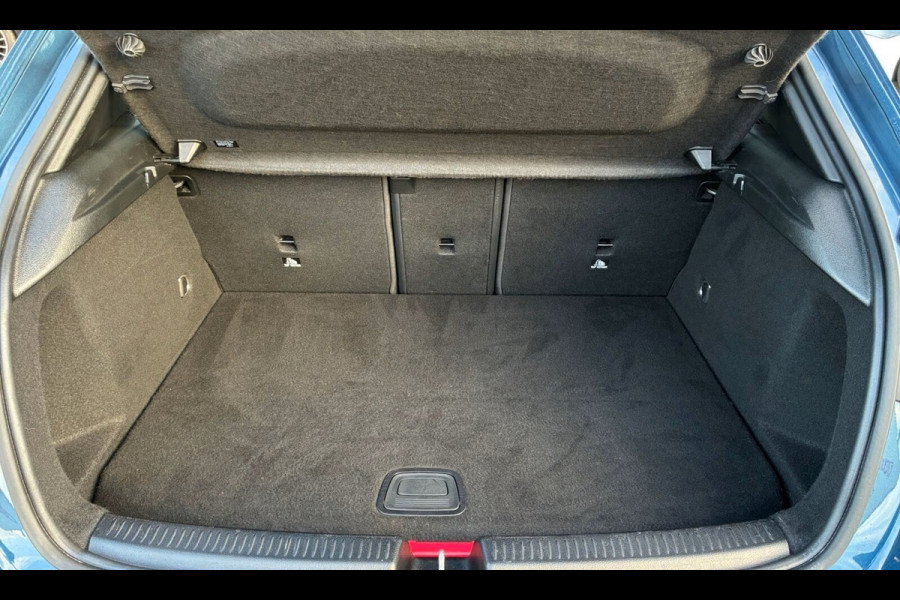 Mercedes-Benz A-Klasse 250e AMG ** NIGHT, MBUX+, PANO, TREKH, HuD, 2-Zone CLIMA, 19-inch LMV,  ** 1e EIG - UNFALLFREI ** ** INFORMEER OOK NAAR ONZE AANTREKKELIJKE FINANCIAL-LEASE TARIEVEN **