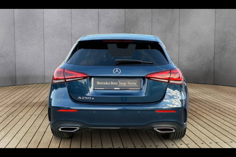 Mercedes-Benz A-Klasse 250e AMG ** NIGHT, MBUX+, PANO, TREKH, HuD, 2-Zone CLIMA, 19-inch LMV,  ** 1e EIG - UNFALLFREI ** ** INFORMEER OOK NAAR ONZE AANTREKKELIJKE FINANCIAL-LEASE TARIEVEN **