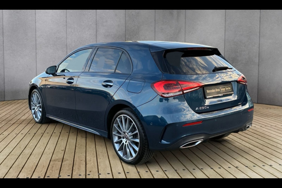 Mercedes-Benz A-Klasse 250e AMG ** NIGHT, MBUX+, PANO, TREKH, HuD, 2-Zone CLIMA, 19-inch LMV,  ** 1e EIG - UNFALLFREI ** ** INFORMEER OOK NAAR ONZE AANTREKKELIJKE FINANCIAL-LEASE TARIEVEN **