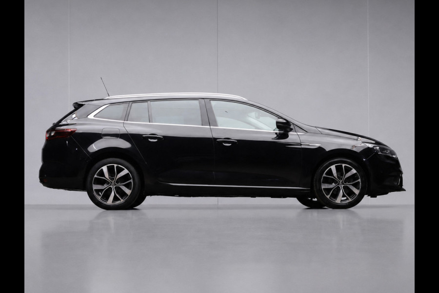 Renault Mégane Estate 1.3 TCe Bose (SCHUIFDAK,APPLE CARPLAY,NAVI,LEDER,SPORTSTOELEN,CAMERA,TREKHAAK,PDC,CRUISE,GETINT,NETTESTAAT)