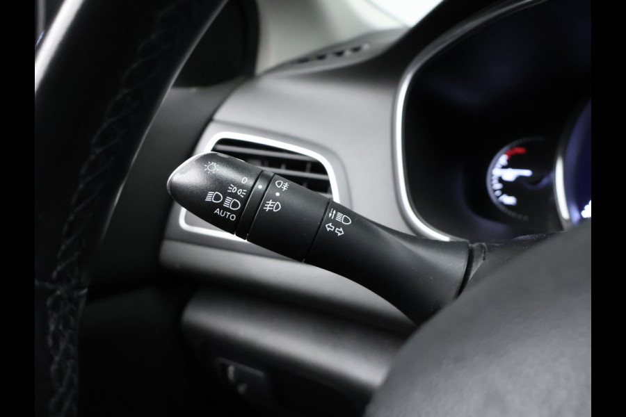 Renault Mégane Estate 1.3 TCe Bose (SCHUIFDAK,APPLE CARPLAY,NAVI,LEDER,SPORTSTOELEN,CAMERA,TREKHAAK,PDC,CRUISE,GETINT,NETTESTAAT)