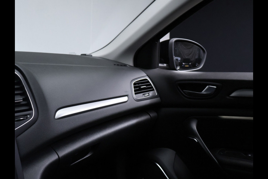 Renault Mégane Estate 1.3 TCe Bose (SCHUIFDAK,APPLE CARPLAY,NAVI,LEDER,SPORTSTOELEN,CAMERA,TREKHAAK,PDC,CRUISE,GETINT,NETTESTAAT)