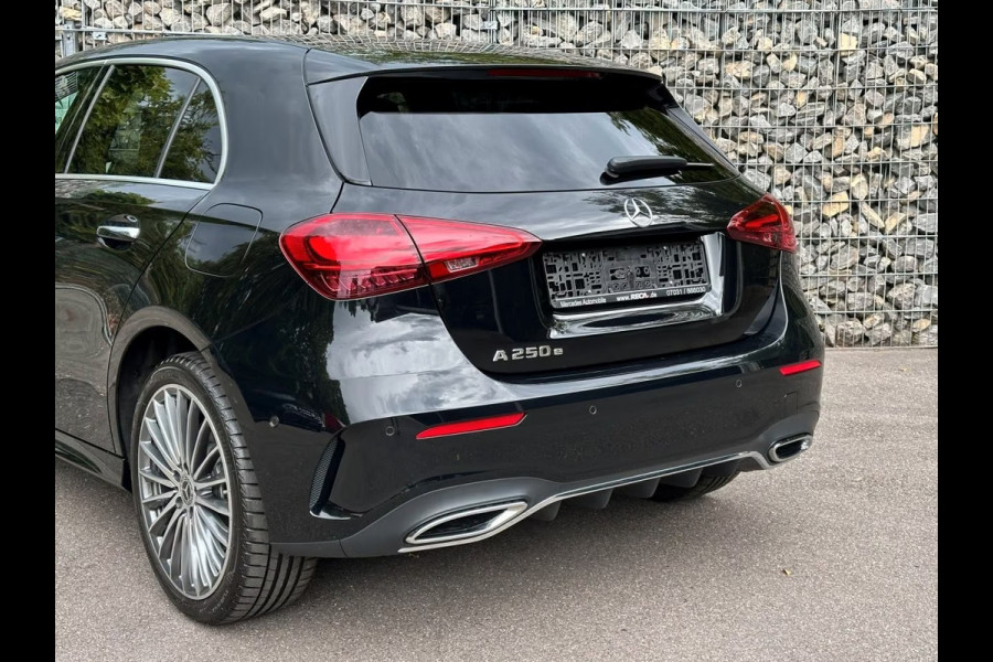 Mercedes-Benz A-Klasse 250 e AMG ** HIGH LED, NAVI+, PANO, CAMERA, KEYLESS, SPIEGEL, 19-inch LMV ** Nw - UNFALLFREI ** ** INFORMEER OOK NAAR ONZE AANTREKKELIJKE FINANCIAL-LEASE TARIEVEN **