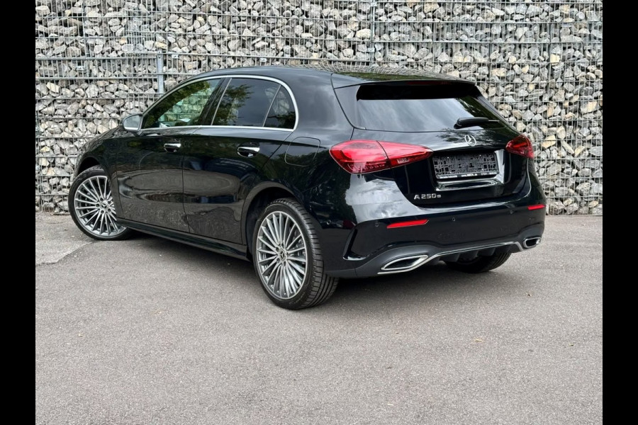 Mercedes-Benz A-Klasse 250 e AMG ** HIGH LED, NAVI+, PANO, CAMERA, KEYLESS, SPIEGEL, 19-inch LMV ** Nw - UNFALLFREI ** ** INFORMEER OOK NAAR ONZE AANTREKKELIJKE FINANCIAL-LEASE TARIEVEN **