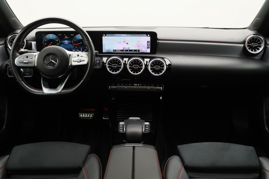 Mercedes-Benz A-Klasse 180 Business Solution AMG Panoramadak, Memory-Stoelen, Camera, Virtual Cockpit, Sfeerverlichting, LED, 18''