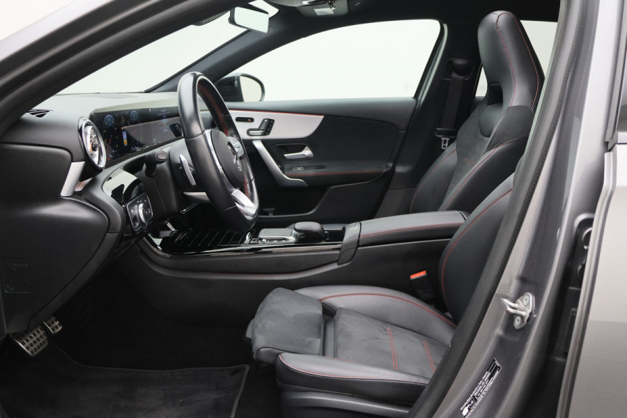 Mercedes-Benz A-Klasse 180 Business Solution AMG Panoramadak, Memory-Stoelen, Camera, Virtual Cockpit, Sfeerverlichting, LED, 18''