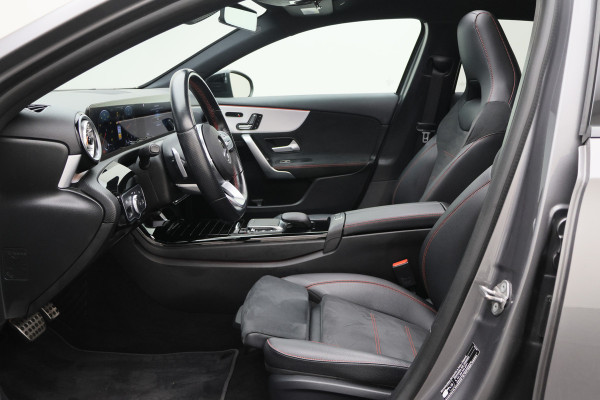 Mercedes-Benz A-Klasse 180 Business Solution AMG Panoramadak, Memory-Stoelen, Camera, Virtual Cockpit, Sfeerverlichting, LED, 18''