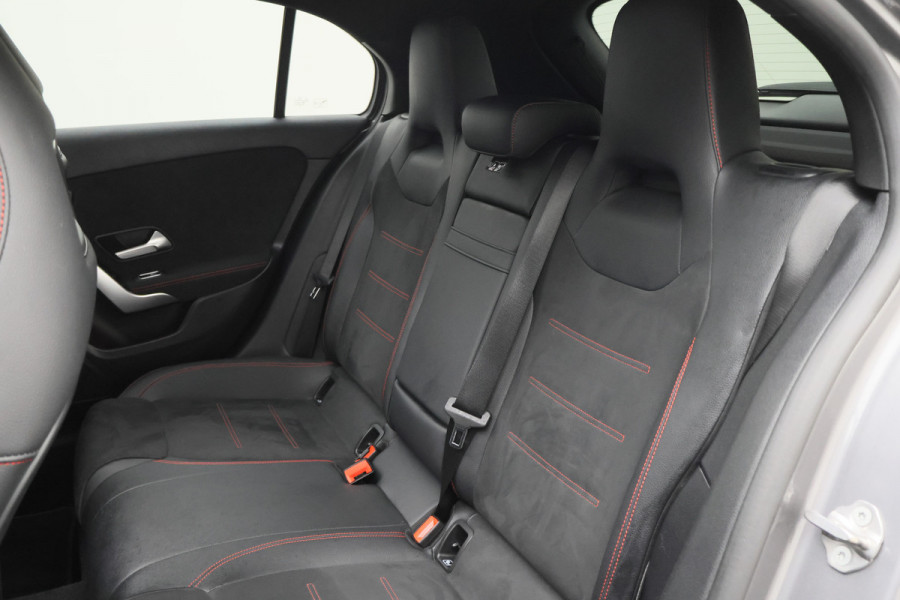 Mercedes-Benz A-Klasse 180 Business Solution AMG Panoramadak, Memory-Stoelen, Camera, Virtual Cockpit, Sfeerverlichting, LED, 18''