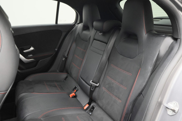 Mercedes-Benz A-Klasse 180 Business Solution AMG Panoramadak, Memory-Stoelen, Camera, Virtual Cockpit, Sfeerverlichting, LED, 18''