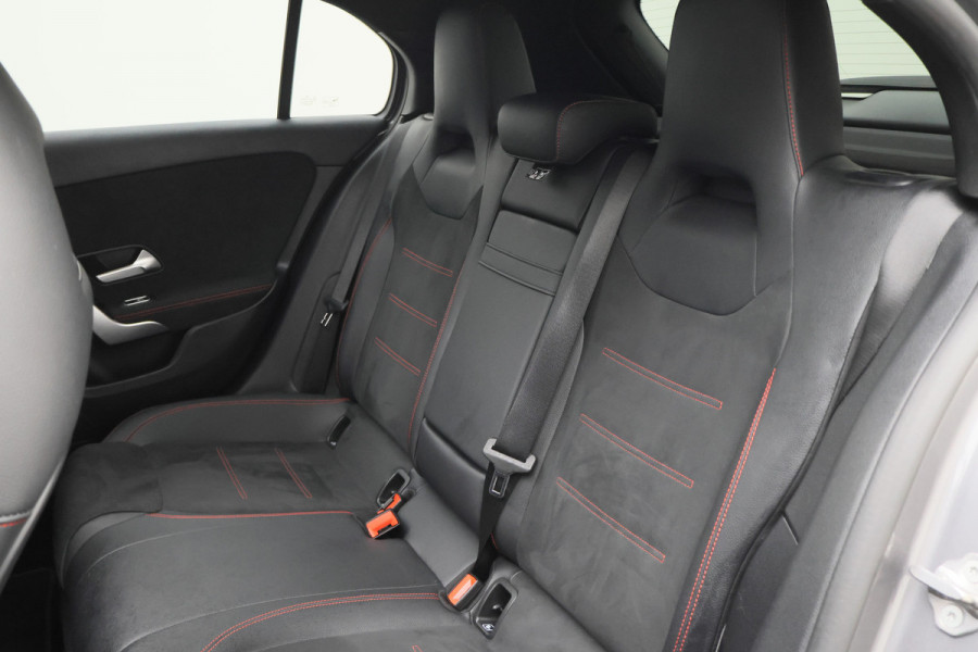 Mercedes-Benz A-Klasse 180 Business Solution AMG Panoramadak, Memory-Stoelen, Camera, Virtual Cockpit, Sfeerverlichting, LED, 18''
