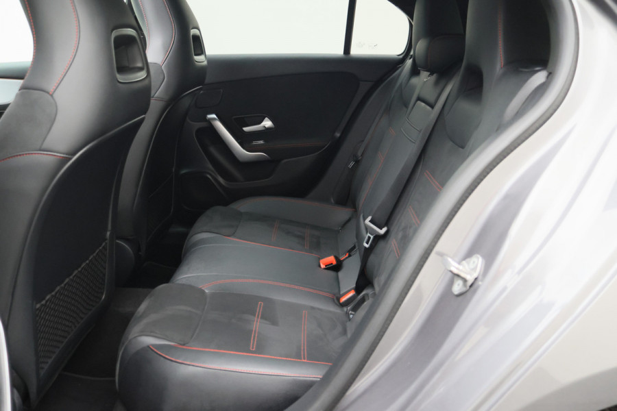Mercedes-Benz A-Klasse 180 Business Solution AMG Panoramadak, Memory-Stoelen, Camera, Virtual Cockpit, Sfeerverlichting, LED, 18''