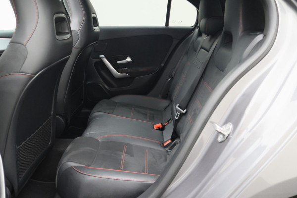 Mercedes-Benz A-Klasse 180 Business Solution AMG Panoramadak, Memory-Stoelen, Camera, Virtual Cockpit, Sfeerverlichting, LED, 18''