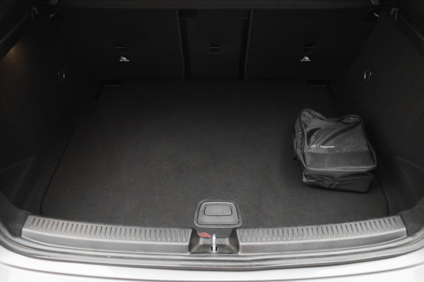 Mercedes-Benz A-Klasse 180 Business Solution AMG Panoramadak, Memory-Stoelen, Camera, Virtual Cockpit, Sfeerverlichting, LED, 18''