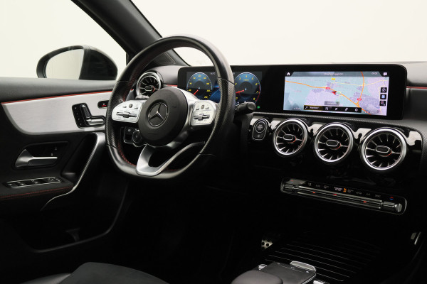 Mercedes-Benz A-Klasse 180 Business Solution AMG Panoramadak, Memory-Stoelen, Camera, Virtual Cockpit, Sfeerverlichting, LED, 18''