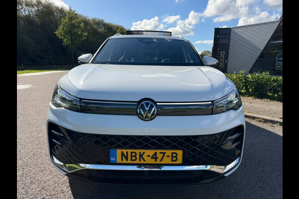 Volkswagen Tiguan 1.5 eHybrid R-Line Edition |IQ.Light |Panorama dak | Lichtmetalen Velgen 20"| Plug-in |Trekhaak| Stoelverwarming