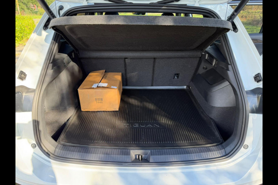 Volkswagen Tiguan 1.5 eHybrid R-Line Edition |IQ.Light |Panorama dak | Lichtmetalen Velgen 20"| Plug-in |Trekhaak| Stoelverwarming