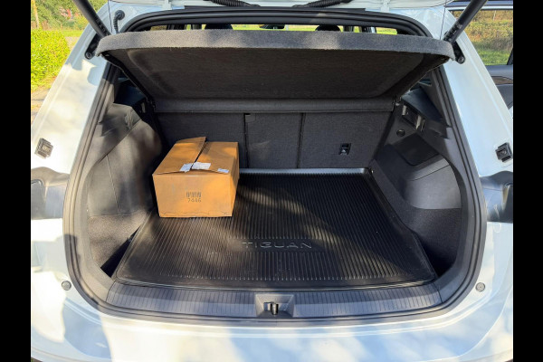Volkswagen Tiguan 1.5 eHybrid R-Line Edition |IQ.Light |Panorama dak | Lichtmetalen Velgen 20"| Plug-in |Trekhaak| Stoelverwarming