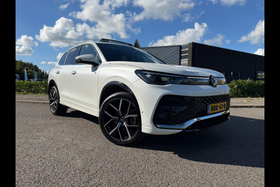 Volkswagen Tiguan 1.5 eHybrid R-Line Edition |IQ.Light |Panorama dak | Lichtmetalen Velgen 20"| Plug-in |Trekhaak| Stoelverwarming