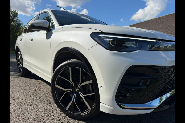 Volkswagen Tiguan 1.5 eHybrid R-Line Edition |IQ.Light |Panorama dak | Lichtmetalen Velgen 20"| Plug-in |Trekhaak| Stoelverwarming