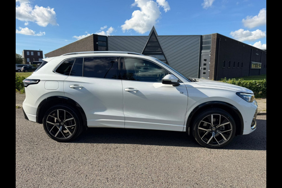 Volkswagen Tiguan 1.5 eHybrid R-Line Edition |IQ.Light |Panorama dak | Lichtmetalen Velgen 20"| Plug-in |Trekhaak| Stoelverwarming