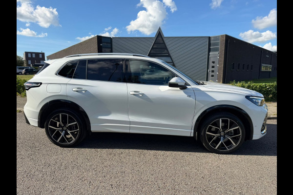 Volkswagen Tiguan 1.5 eHybrid R-Line Edition |IQ.Light |Panorama dak | Lichtmetalen Velgen 20"| Plug-in |Trekhaak| Stoelverwarming