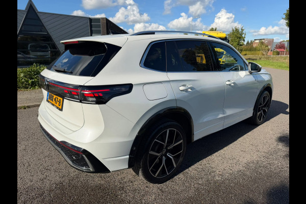 Volkswagen Tiguan 1.5 eHybrid R-Line Edition |IQ.Light |Panorama dak | Lichtmetalen Velgen 20"| Plug-in |Trekhaak| Stoelverwarming