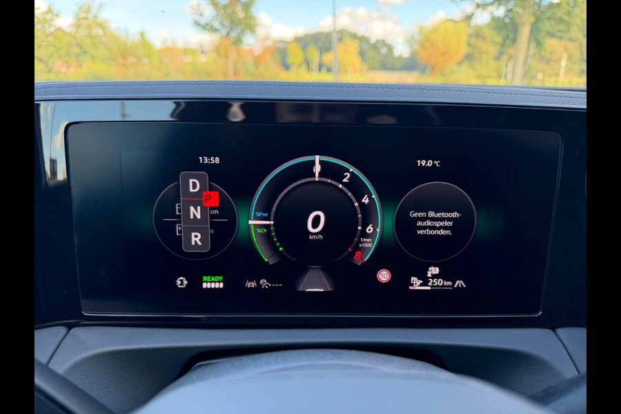 Volkswagen Tiguan 1.5 eHybrid R-Line Edition |IQ.Light |Panorama dak | Lichtmetalen Velgen 20"| Plug-in |Trekhaak| Stoelverwarming