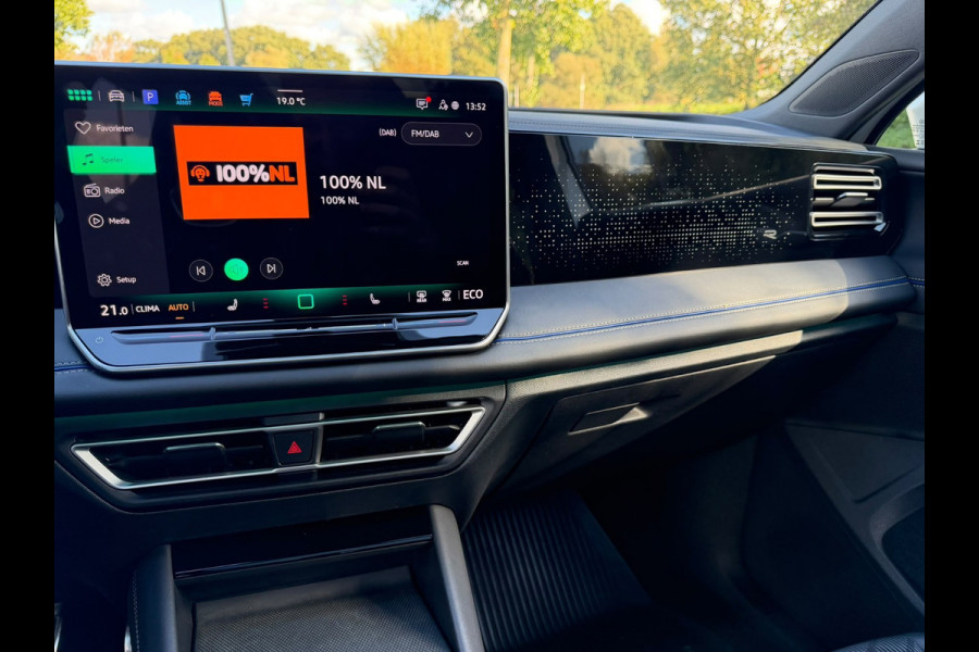 Volkswagen Tiguan 1.5 eHybrid R-Line Edition |IQ.Light |Panorama dak | Lichtmetalen Velgen 20"| Plug-in |Trekhaak| Stoelverwarming