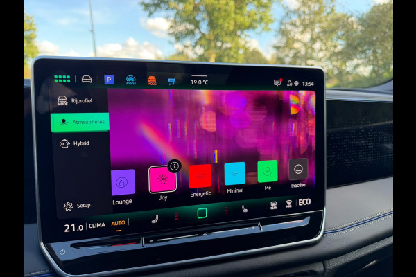 Volkswagen Tiguan 1.5 eHybrid R-Line Edition |IQ.Light |Panorama dak | Lichtmetalen Velgen 20"| Plug-in |Trekhaak| Stoelverwarming