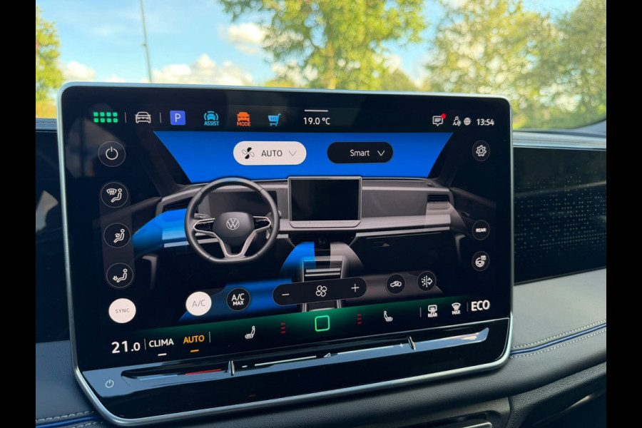 Volkswagen Tiguan 1.5 eHybrid R-Line Edition |IQ.Light |Panorama dak | Lichtmetalen Velgen 20"| Plug-in |Trekhaak| Stoelverwarming
