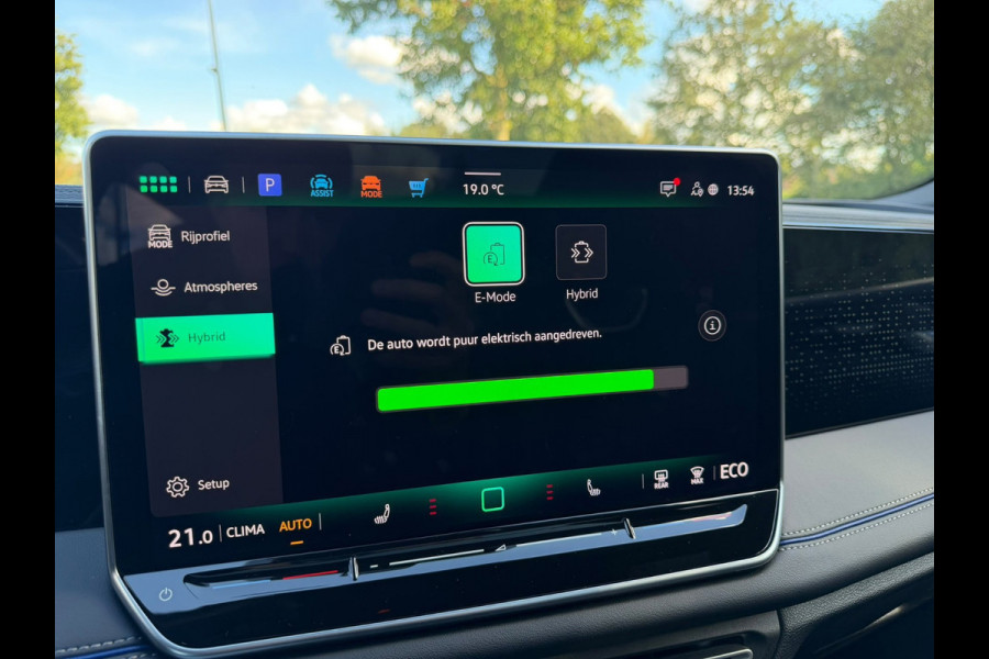 Volkswagen Tiguan 1.5 eHybrid R-Line Edition |IQ.Light |Panorama dak | Lichtmetalen Velgen 20"| Plug-in |Trekhaak| Stoelverwarming