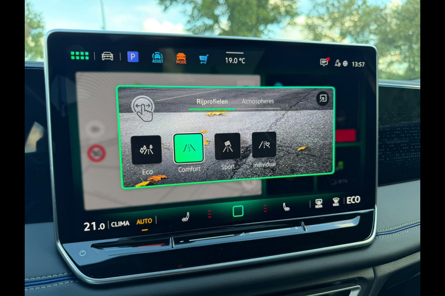 Volkswagen Tiguan 1.5 eHybrid R-Line Edition |IQ.Light |Panorama dak | Lichtmetalen Velgen 20"| Plug-in |Trekhaak| Stoelverwarming