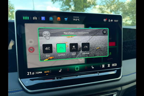 Volkswagen Tiguan 1.5 eHybrid R-Line Edition |IQ.Light |Panorama dak | Lichtmetalen Velgen 20"| Plug-in |Trekhaak| Stoelverwarming