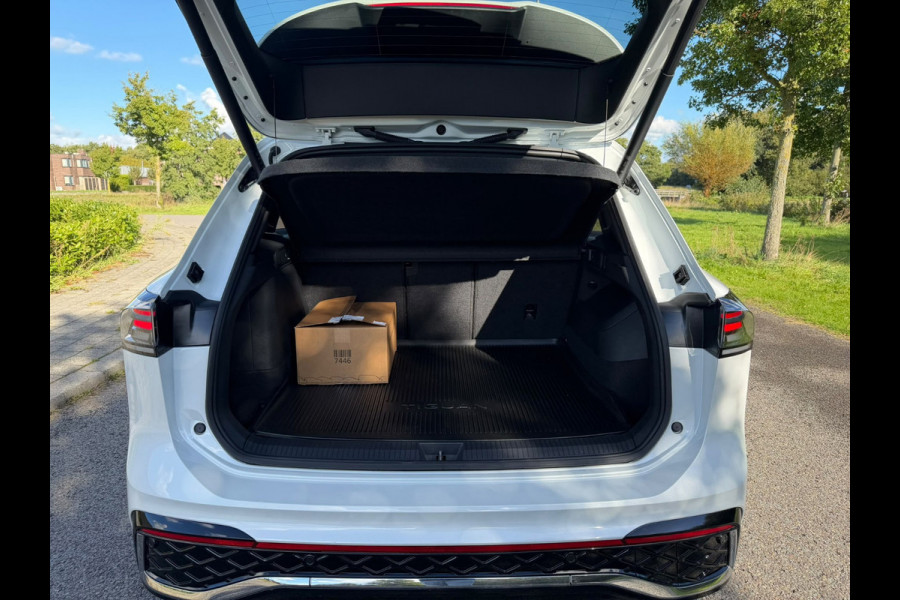Volkswagen Tiguan 1.5 eHybrid R-Line Edition |IQ.Light |Panorama dak | Lichtmetalen Velgen 20"| Plug-in |Trekhaak| Stoelverwarming