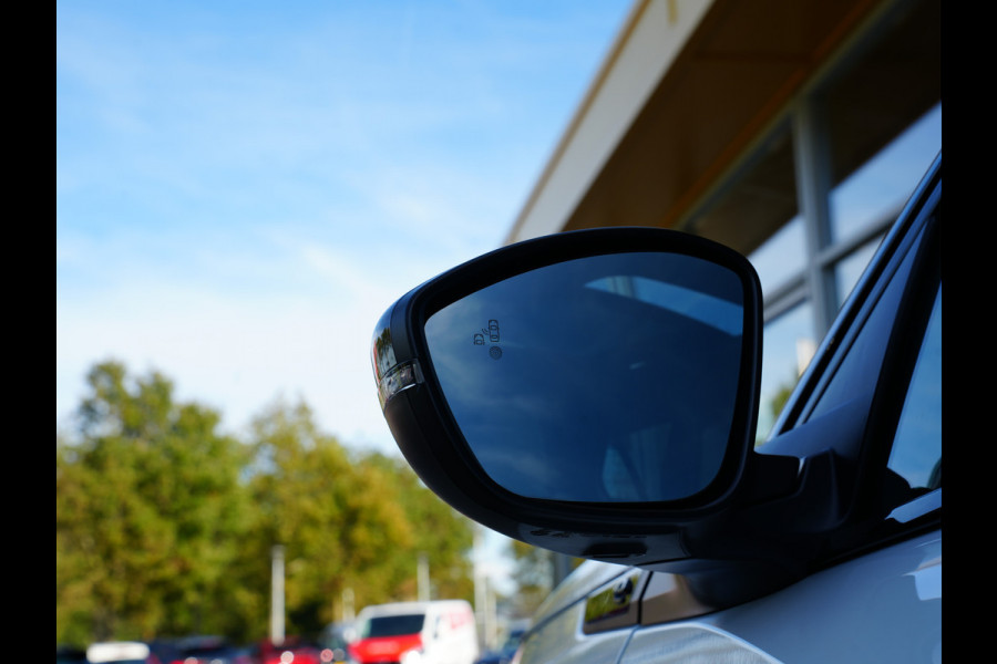 Peugeot e-2008 EV GT Pack 50 kWh SOH 95% | Panoramisch schuifdak | Apple Carplay/Android Auto | Voorstoelen verwarmd