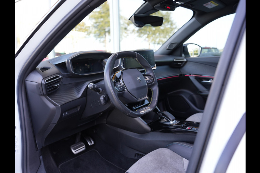 Peugeot e-2008 EV GT Pack 50 kWh SOH 95% | Panoramisch schuifdak | Apple Carplay/Android Auto | Voorstoelen verwarmd
