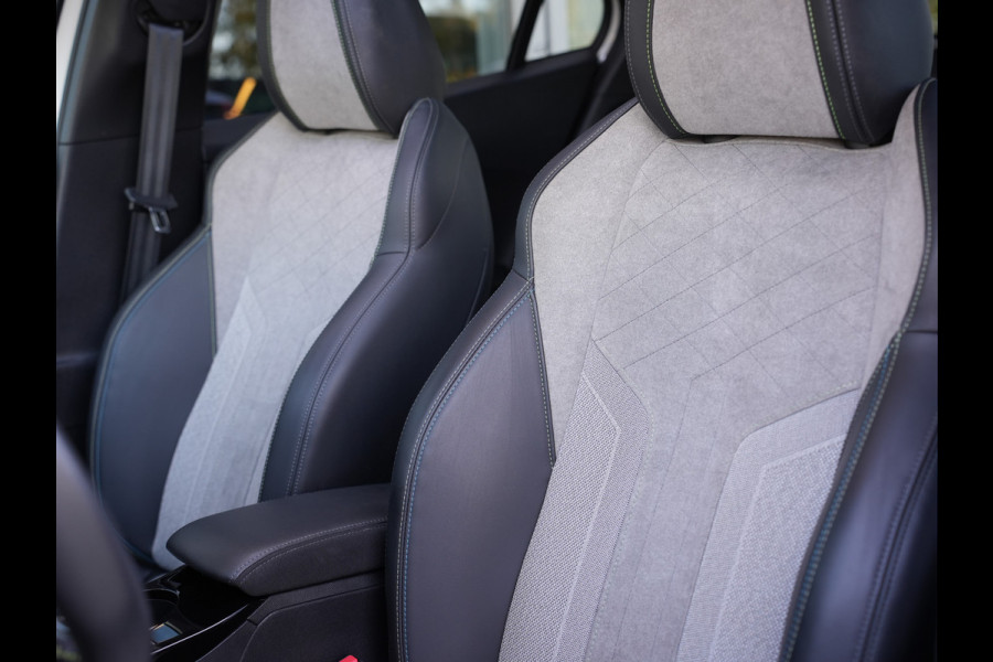 Peugeot e-2008 EV GT Pack 50 kWh SOH 95% | Panoramisch schuifdak | Apple Carplay/Android Auto | Voorstoelen verwarmd