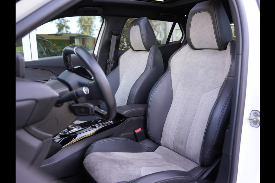 Peugeot e-2008 EV GT Pack 50 kWh SOH 95% | Panoramisch schuifdak | Apple Carplay/Android Auto | Voorstoelen verwarmd