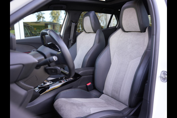 Peugeot e-2008 EV GT Pack 50 kWh SOH 95% | Panoramisch schuifdak | Apple Carplay/Android Auto | Voorstoelen verwarmd