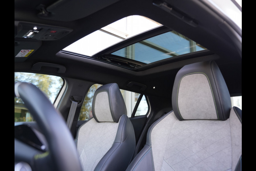 Peugeot e-2008 EV GT Pack 50 kWh SOH 95% | Panoramisch schuifdak | Apple Carplay/Android Auto | Voorstoelen verwarmd