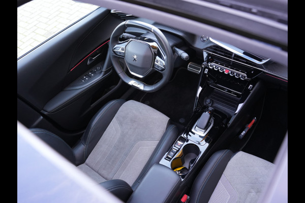 Peugeot e-2008 EV GT Pack 50 kWh SOH 95% | Panoramisch schuifdak | Apple Carplay/Android Auto | Voorstoelen verwarmd