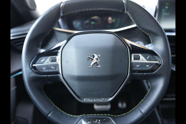 Peugeot e-2008 EV GT Pack 50 kWh SOH 95% | Panoramisch schuifdak | Apple Carplay/Android Auto | Voorstoelen verwarmd