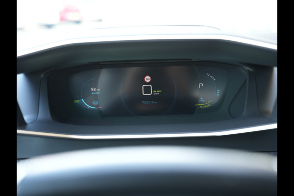 Peugeot e-2008 EV GT Pack 50 kWh SOH 95% | Panoramisch schuifdak | Apple Carplay/Android Auto | Voorstoelen verwarmd