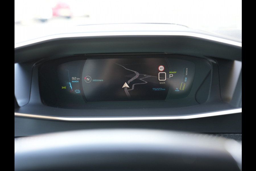 Peugeot e-2008 EV GT Pack 50 kWh SOH 95% | Panoramisch schuifdak | Apple Carplay/Android Auto | Voorstoelen verwarmd