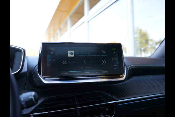 Peugeot e-2008 EV GT Pack 50 kWh SOH 95% | Panoramisch schuifdak | Apple Carplay/Android Auto | Voorstoelen verwarmd