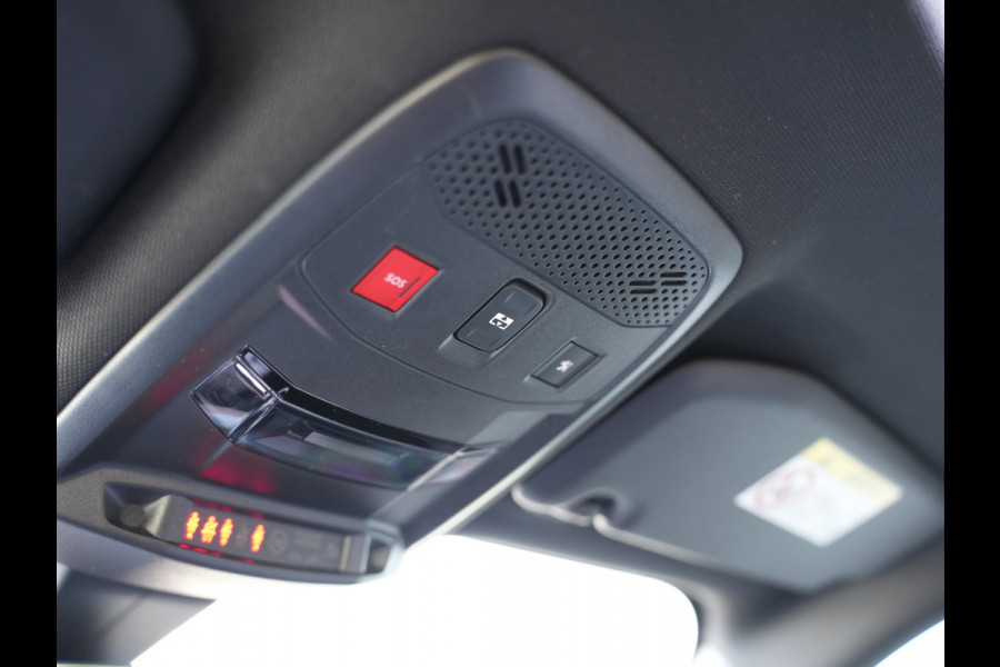 Peugeot e-2008 EV GT Pack 50 kWh SOH 95% | Panoramisch schuifdak | Apple Carplay/Android Auto | Voorstoelen verwarmd
