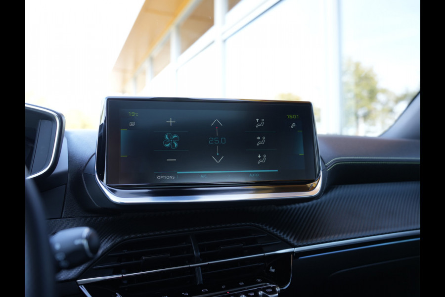 Peugeot e-2008 EV GT Pack 50 kWh SOH 95% | Panoramisch schuifdak | Apple Carplay/Android Auto | Voorstoelen verwarmd