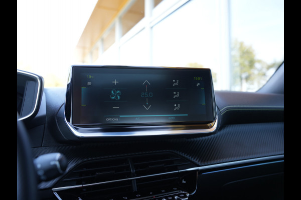 Peugeot e-2008 EV GT Pack 50 kWh SOH 95% | Panoramisch schuifdak | Apple Carplay/Android Auto | Voorstoelen verwarmd